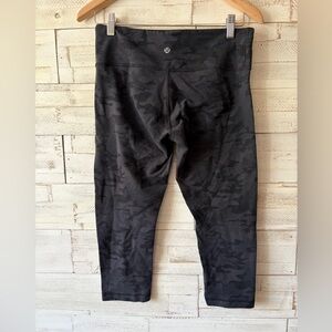 Lululemon Cropped Capris Black Camo Camoflague PILLING size 10 Workout Athletic